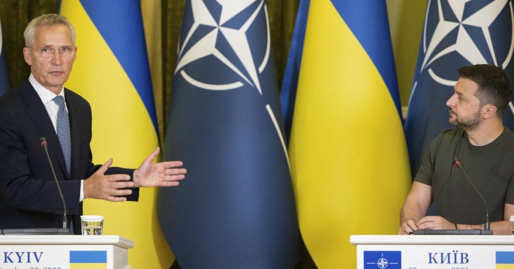 Zelensky e il richiamo ai leader Ue: “Meritiamo la stessa difesa di Israele”. Ufficiali ucraini a “Politico”: “Rischio collasso in estate”