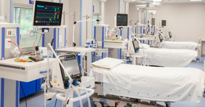 Copertina di In due anni tagliati 32.500 posti letto negli ospedali italiani. L’allarme delle società scientifiche: “A rischio le cure per tutti”

