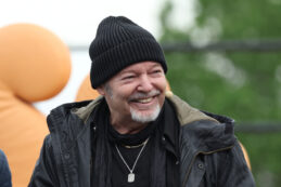 Copertina di Vasco Rossi premiato al Vittoriale: “La canzone d’autore è arte moderna. I concerti estivi saranno un pò più incaz**ti perché siamo tutti preoccupati”