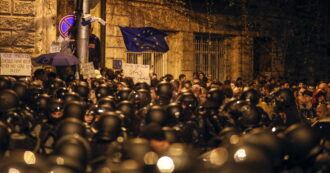 Copertina di Georgia, la legge anti-ong straniere riporta i cittadini in piazza e preoccupa la Ue: Tbilisi dal sogno europeo alla “risovietizzazione”