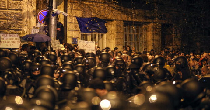Georgia, la legge anti-ong straniere riporta i cittadini in piazza e preoccupa la Ue: Tbilisi dal sogno europeo alla “risovietizzazione”