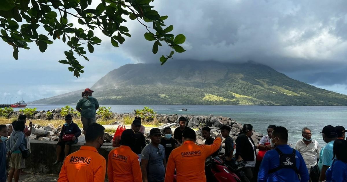 Indonesia, allerta massima per cinque eruzioni del vulcano Ruang: chiuso l’aeroporto ed evacuate le zone limitrofe