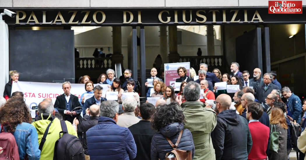 Suicidi in carcere, al presidio di Genova letti i nomi delle vittime: “Aumentare numero delle telefonate e orari di apertura delle celle”
