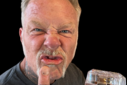 Copertina di “Mi sono tatuato il dito con le ceneri di Lemmy dei Motorhead, senza di lui i Metallica non sarebbero esistiti”: James Hetfield mostra il tattoo