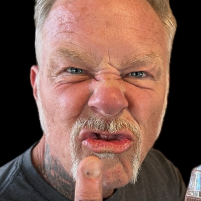 “Mi sono tatuato il dito con le ceneri di Lemmy dei Motorhead, senza di lui i Metallica non sarebbero esistiti”: James Hetfield mostra il tattoo