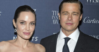 Copertina di Angelina Jolie feroce contro l’ex Brad Pitt: “Mi dissangua economicamente”. La replica: “Non è vero, le ha dato 100 milioni di dollari”