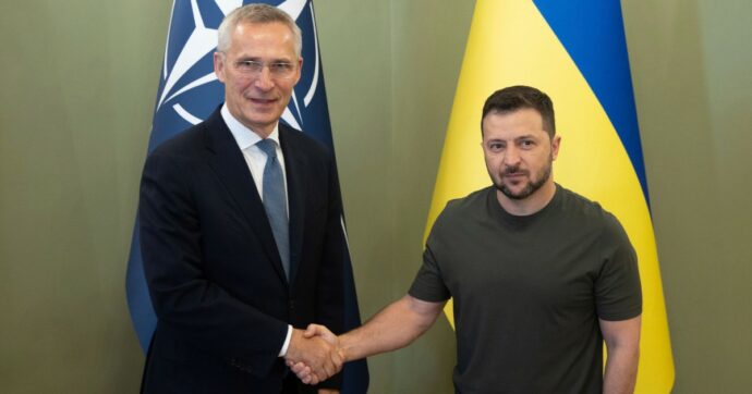 Copertina di Nato e Usa accelerano sugli aiuti all’Ucraina. Stoltenberg: “Non solo difesa aerea, materiali già in arrivo”. Pronti anche munizioni e droni
