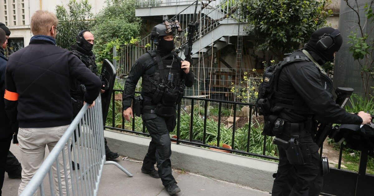 Paris, a man arrested at the Iranian consulate: “He had placed flags on the ground and threatened to avenge his brother”