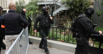 Copertina di Parigi, fermato un uomo al consolato iraniano: “Aveva disposto bandiere per terra e minacciava di vendicare il fratello”