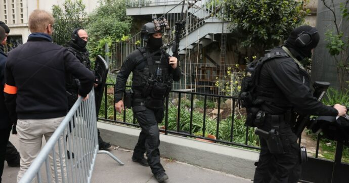 Parigi, fermato un uomo asserragliato al consolato iraniano: indossava un gilet militare e ordigni giocattolo