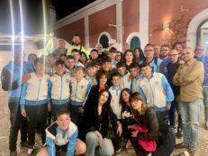 Copertina di Insulti all’arbitro 18enne, il mister organizza una cena per le scuse dei genitori: “Il calcio deve essere questo”