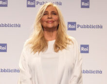 Copertina di Mara Venier e la soluzione per il seno abbondante: “Prendevo i reggiseni delle monache ed erano gli unici che mi contenevano”