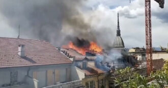 Copertina di Torino, a fuoco una mansarda in centro: le immagini delle fiamme che avvolgono il palazzo