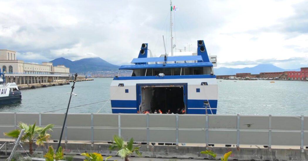 Napoli, nave veloce si schianta contro la banchina del Molo Beverello: le immagini dei primi soccorsi – Video