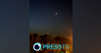 Copertina di Israele attacca l’Iran, nel video la difesa aerea di Teheran abbatte i droni vicino a Isfahan