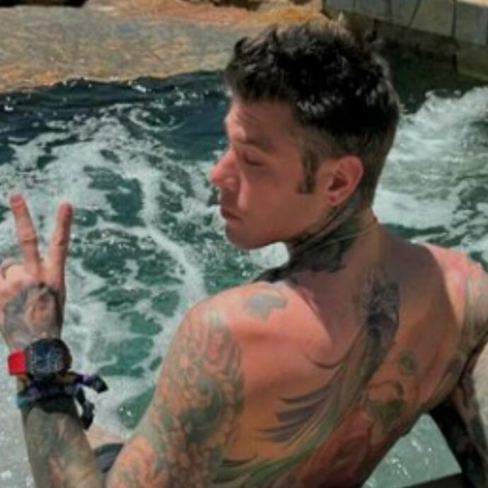 Fedez svende il suo armadio su Vinted. Tutto sold out in poche ore: prezzi dai 25 ai 300 euro