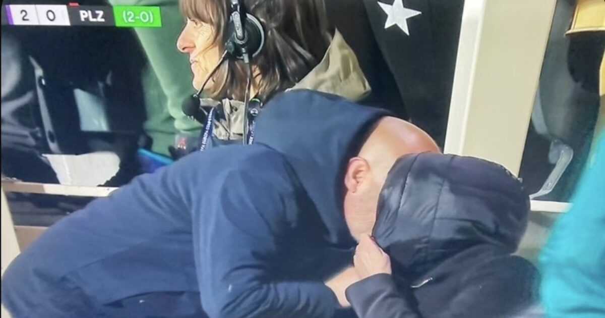 Italiano vola da una giornalista a bordo campo dopo il gol di Biraghi: il presunto bacio fra i due anima le interpretazioni sui social