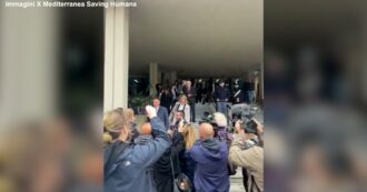 Copertina di Caso Iuventa, urla e applausi fuori dal tribunale dopo la sentenza di non luogo a procedere per il personale delle Ong – Video