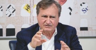 Copertina di Biennale, Brugnaro schizza acqua contenuta in un’opera e l’artista lo sgrida: “Più rispetto”