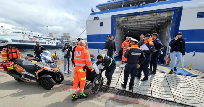 Copertina di Nave urta contro la banchina nel porto di Napoli: 44 feriti