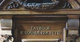 Copertina di Fuori corso da anni, il padre smette di pagare le spese per l’università al figlio: la Cassazione dà ragione al genitore