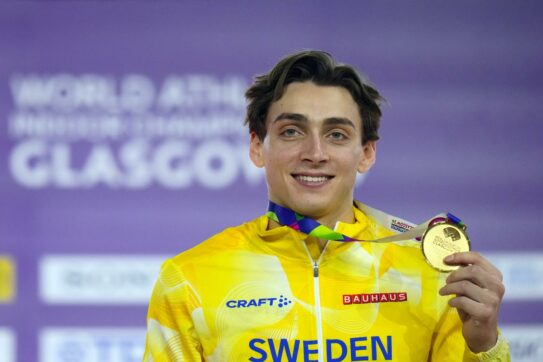 Duplantis irreale: ritocca per l’ottava volta il record del mondo del salto con l’asta – Video