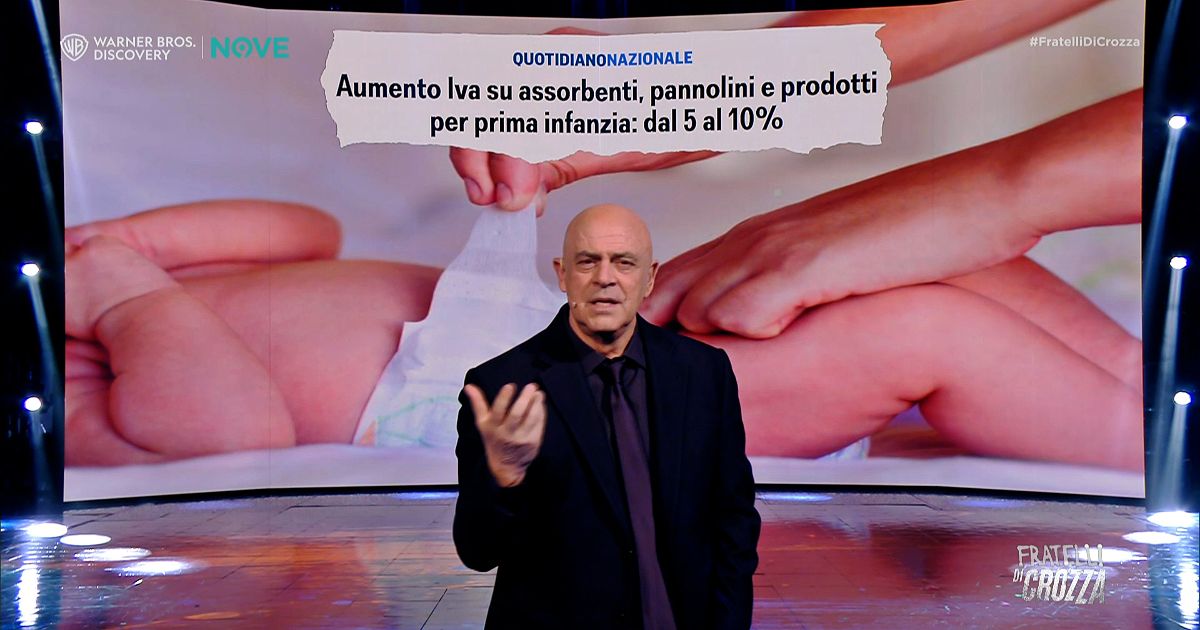 Crozza e il monologo sulla crisi di natalità: “All’estero più welfare e meno tasse, in Italia si tagliano i fondi ai centri estivi”