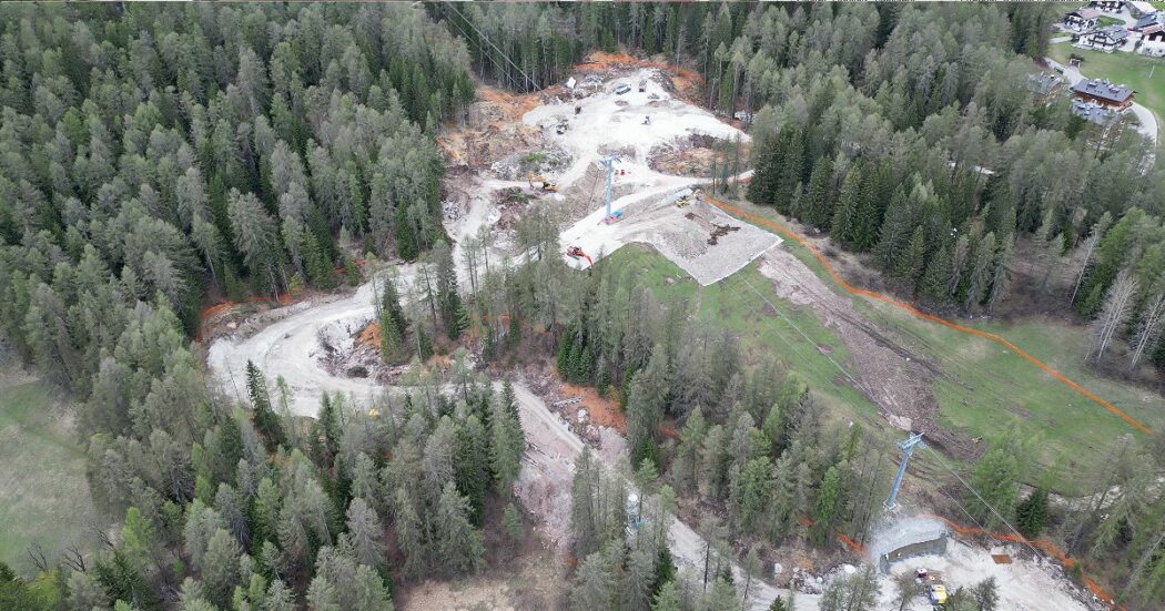Cortina, il video dall’alto mostra la devastazione del bosco: il maxi-cantiere per la pista da bob olimpica