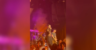 Copertina di Un fan fa irruzione sul palco durante il concerto di Mahmood a Stoccarda: il cantante reagisce così – Video