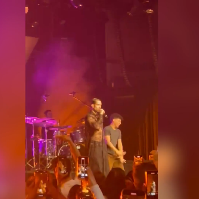 Un fan fa irruzione sul palco durante il concerto di Mahmood a Stoccarda: il cantante reagisce così – Video