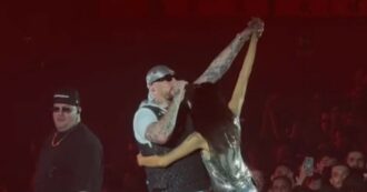 Copertina di Elodie ospite del concerto dei Club Dogo: prova a salutare Guè Pequeno con un abbraccio, ma lui lo schiva. I fan scatenati – Video