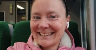 Copertina di Corre in topless la maratona di Londra dopo una mastectomia per il cancro al seno: la storia di Louise Butcher fa il giro del web
