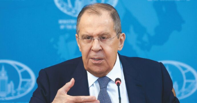 Copertina di Lavrov: “Pronti  a trattare, intanto offensiva avanti”