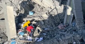 Copertina di Gaza, serie di attacchi aerei israeliani a Rafah: almeno 22 morti.  Autorità palestinesi: “18 sono bambini e minori”