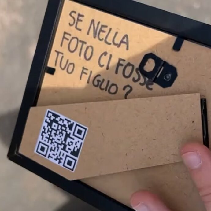 “Metteresti tuo figlio per strada?”: a Roma foto di bambini incorniciate per strada. La campagna degli studenti contro lo sharenting