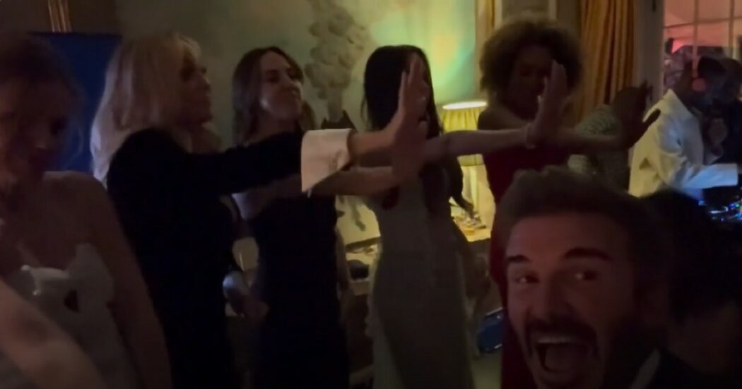 Le Spice Girls si riuniscono per i 50 anni di Victoria Beckham: il video sulle note di Stop fa il giro del web