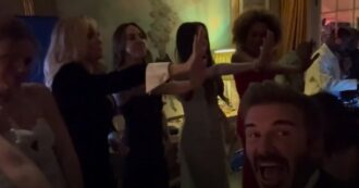 Copertina di Le Spice Girls si riuniscono per i 50 anni di Victoria Beckham: il video sulle note di Stop fa il giro del web