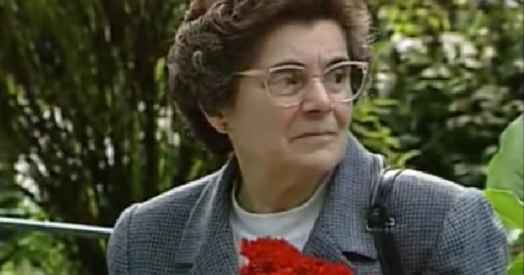 Rivoluzione dei Garofani, chi era Celeste Caeiro e perché distribuì i fiori ai militari. La nipote: “I politici si sono dimenticati di lei”