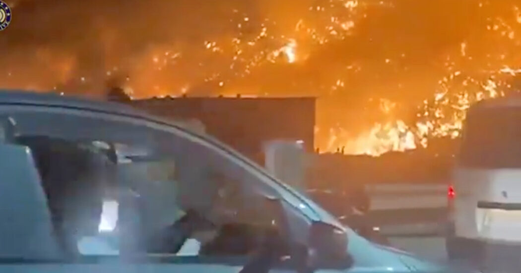 A fuoco la più grande discarica di Delhi, le immagini dello spaventoso incendio ripreso dai passanti