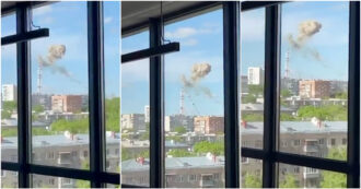 Copertina di Attacco russo alla torre televisiva di Kharkiv, il momento del crollo dell’infrastruttura: interrotto il segnale tv – Video