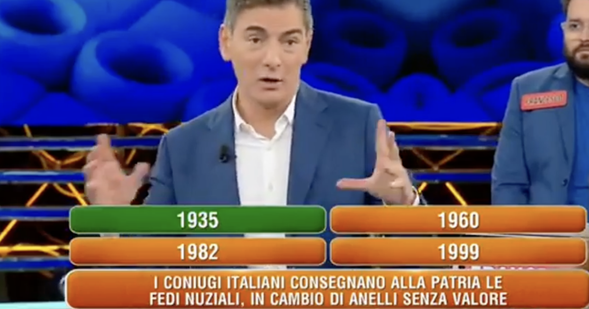 Marco Liorni a “L’eredità” elogia l’Oro della Patria del regime fascista: “Un gesto veramente patriottico”