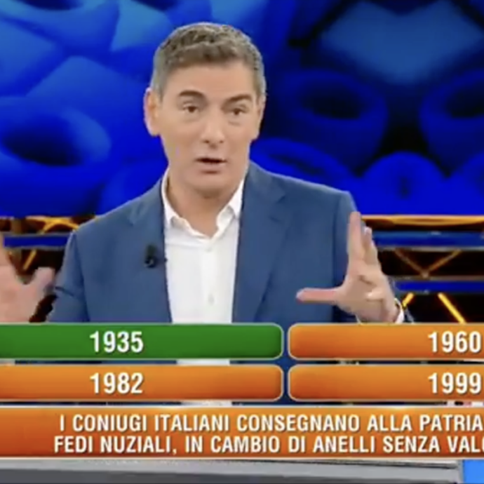 Marco Liorni a “L’eredità” elogia l’Oro della Patria del regime fascista: “Un gesto veramente patriottico”