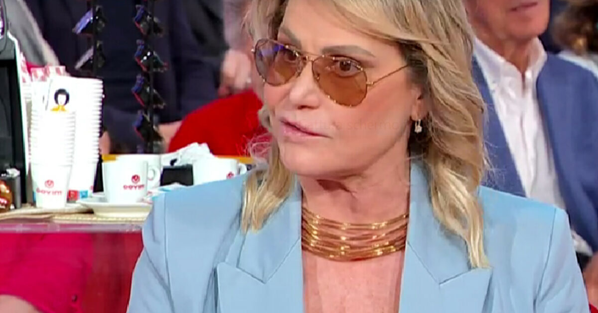 Simona Ventura ancora in onda con la paresi: “Ho mezza faccia ancora bloccata”. Il messaggio del compagno Giovanni Terzi: “Innamorato pazzo di te”