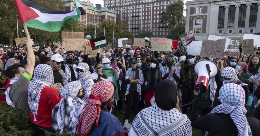 Dopo gli arresti di studenti pro Palestina, alla Columbia University solo lezioni a distanza per provare a calmare le acque