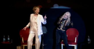 Copertina di Letizia Moratti scatenata sulle note di Tina Turner: l’ex sindaca balla e canta insieme a Ivana Spagna