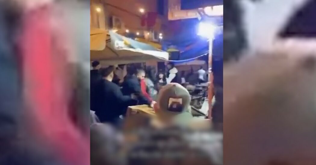 Napoli, maxi rissa in una via dei Quartieri spagnoli: volano tavoli e sedie. Un ferito, cinque arresti