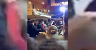 Copertina di Napoli, maxi rissa in una via dei Quartieri spagnoli: volano tavoli e sedie. Un ferito, cinque arresti