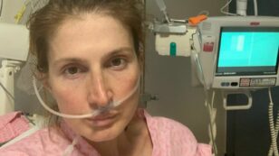 Copertina di Ex modella malata di cancro beve succhi, tè e erbe bollite come cura al posto della chemioterapia e finisce in fin di vita: “Non fatelo”