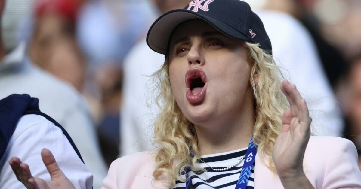 “Un membro della Famiglia Reale mi ha invitata ad un party che si è rivelato un’orgia a base di droga”: le nuove rivelazioni di Rebel Wilson