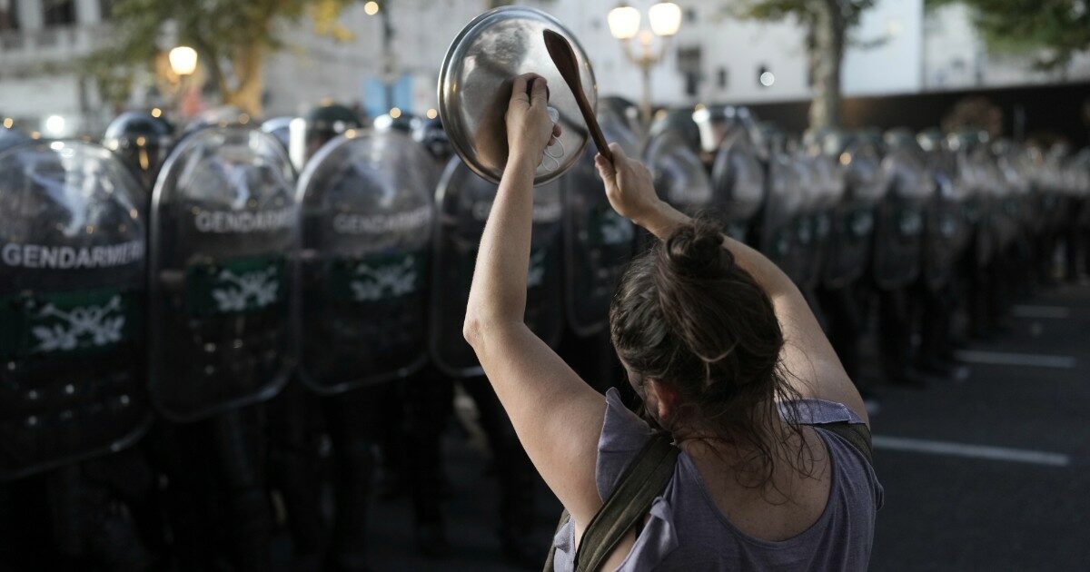 Argentina, la protesta delle università contro i tagli di Milei: “Un attacco alla matrice pubblica della società”